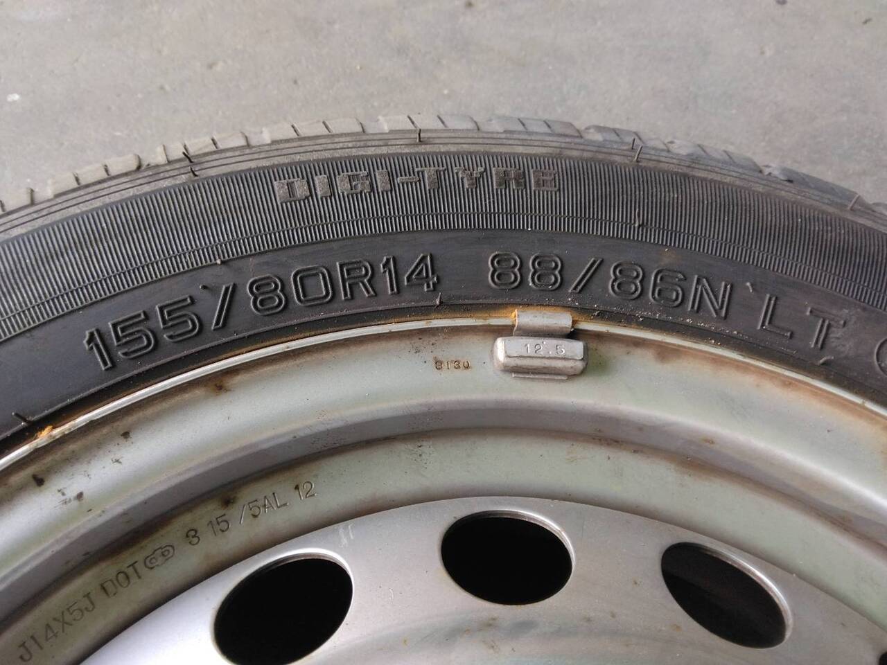 タイヤ　ノーマルタイヤ　 5本　 トヨタサクシード　 Ｖ4RV  155/80R14　 （中古）