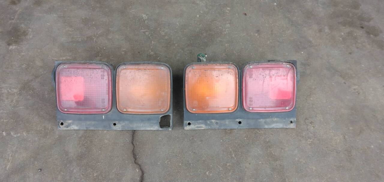 テールランプ　1セット　PB-FRR35C3S　から取り外し（中古）