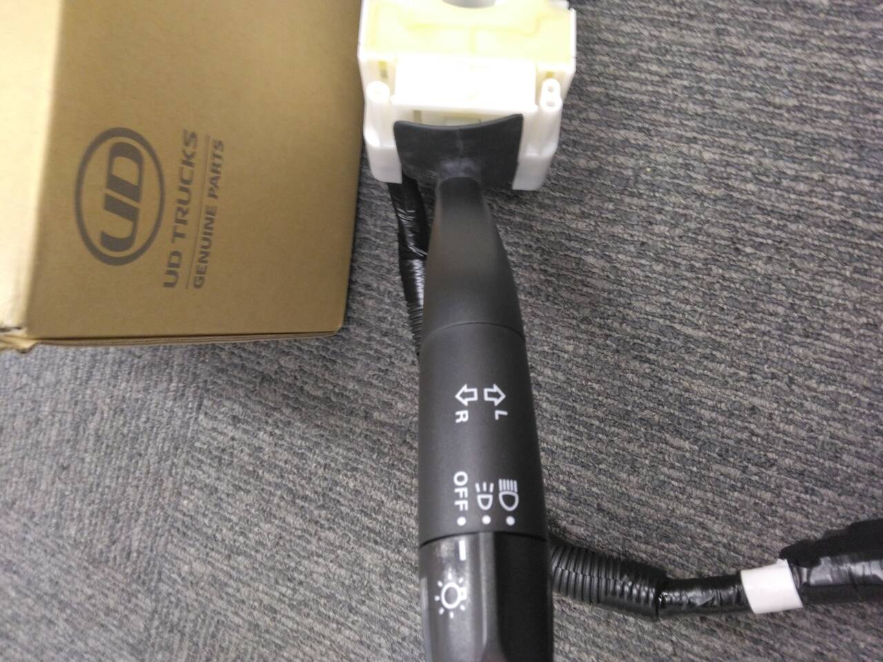 UDトラック　コンビネーションスイッチ　純正パーツ （中古）