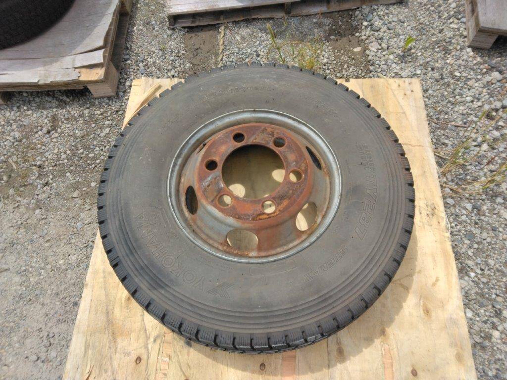 タイヤ　スノー　1本　ヨコハマ　225-90Ｒ17.5 127/125Ｌ（中古）