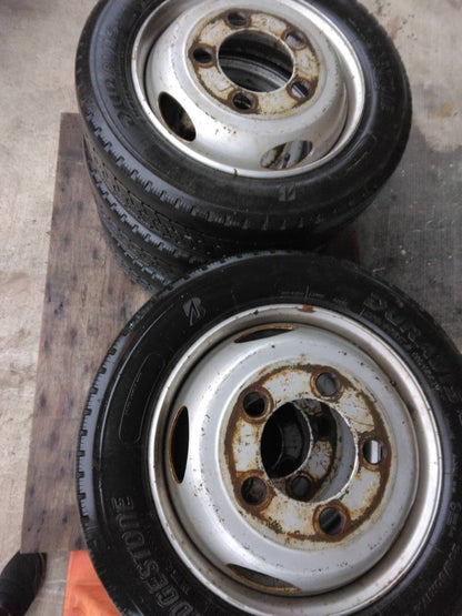 （棚卸まとめ売り）スタッドレスタイヤ　6本　GOODYEAR　205/60R17.5　（中古）