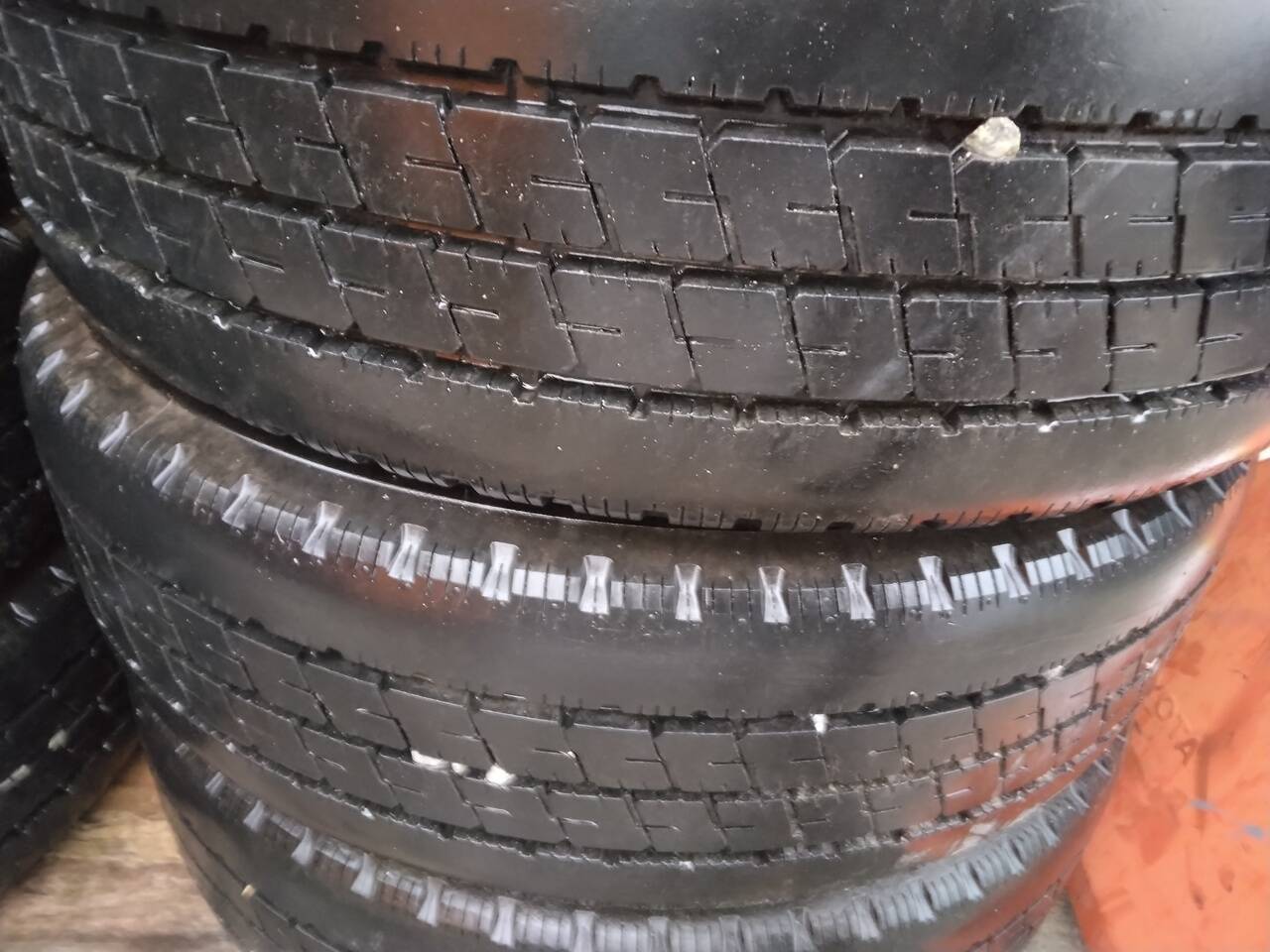 （棚卸まとめ売り）スタッドレスタイヤ　6本　GOODYEAR　205/60R17.5　（中古）