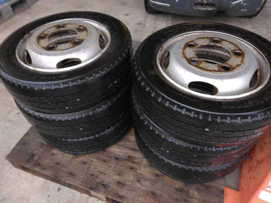 （棚卸まとめ売り）スタッドレスタイヤ　6本　GOODYEAR　205/60R17.5　（中古）