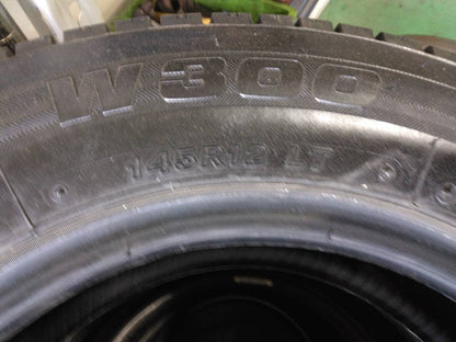 （棚卸まとめ売り）スタッドレスタイヤ　4本【145R12LT】【BRIDGESTONE】（中古）