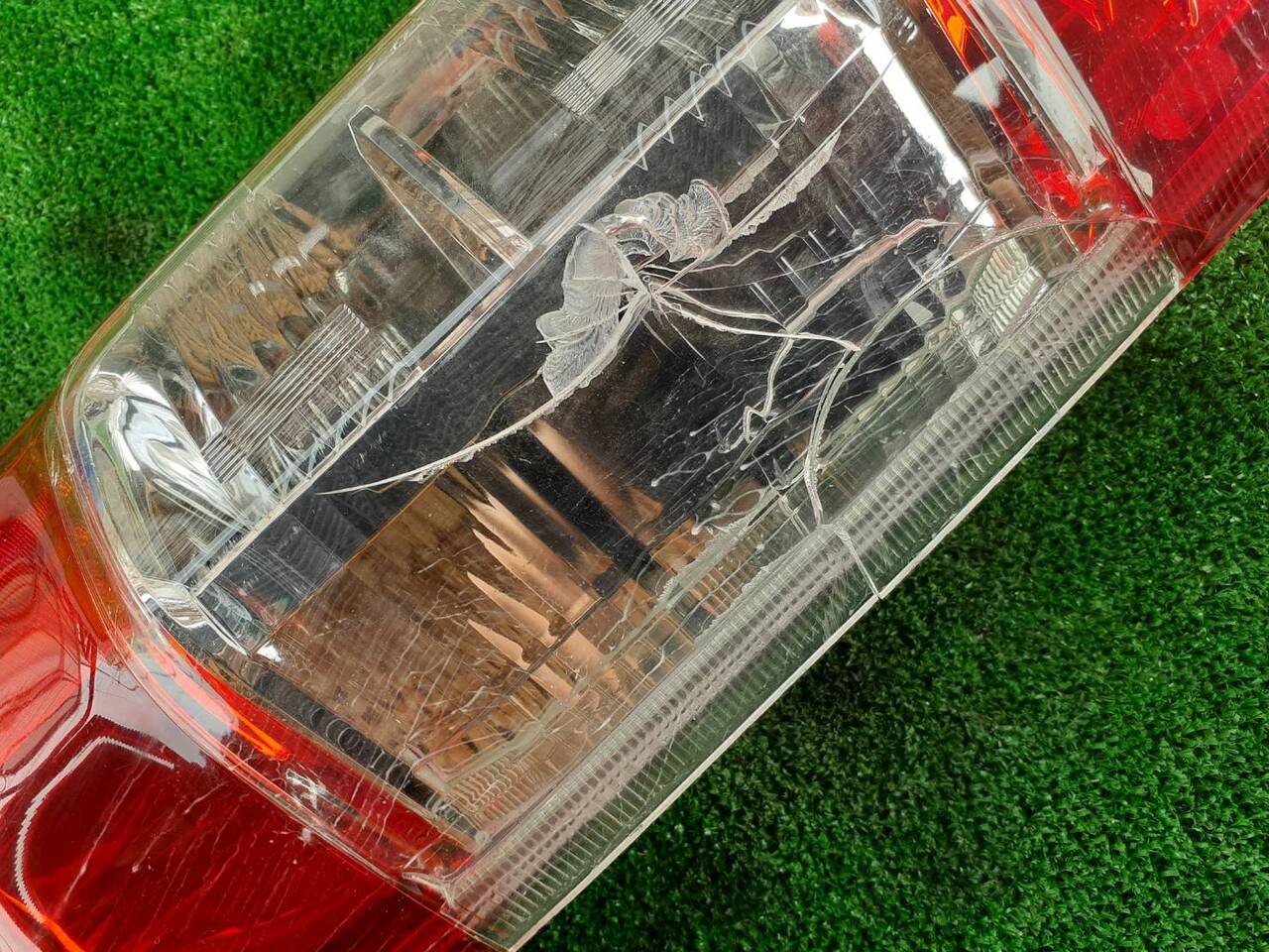 テールランプ　ハイエース　右（H19年式/KR-KDH227B改）割れあり　（中古）