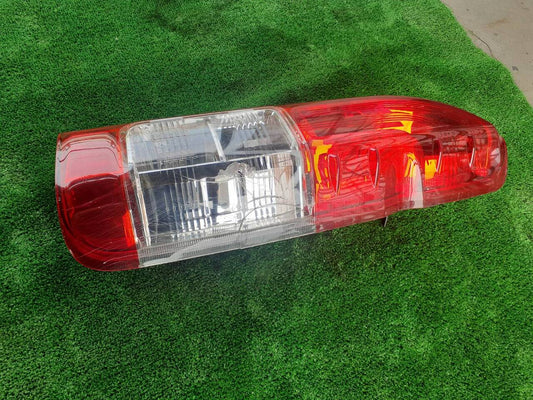 テールランプ　ハイエース　右（H19年式/KR-KDH227B改）割れあり　（中古）