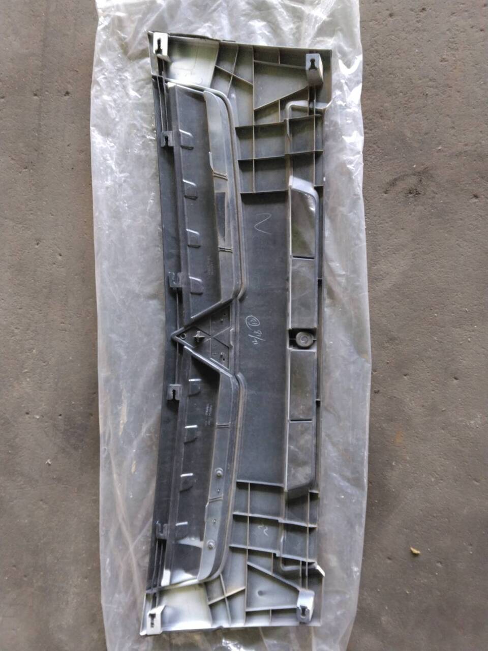 フロントグリル　三菱 ふそう ブルーテック キャンター 標準 インナーブラック メッキ（中古）
