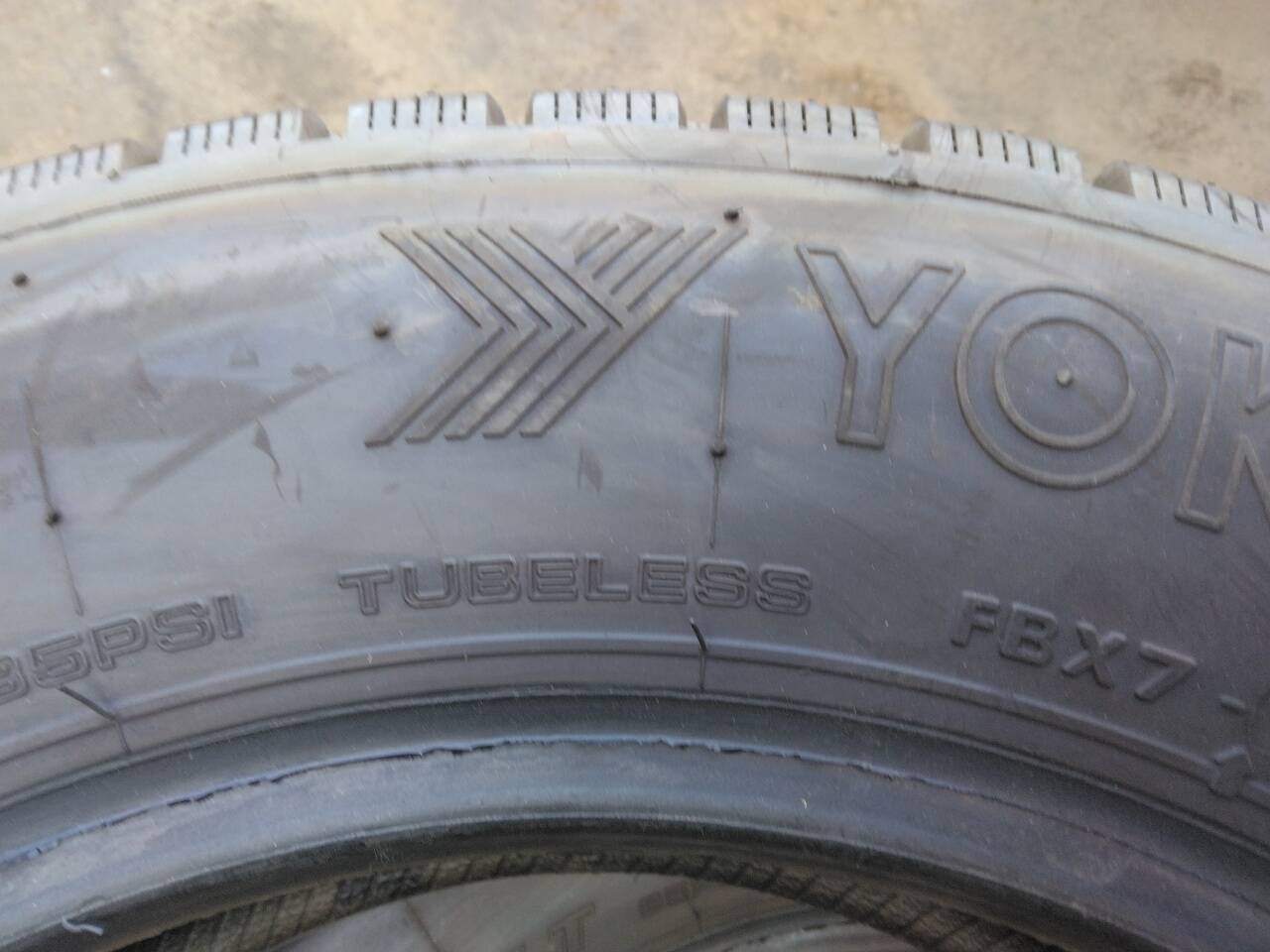 （棚卸まとめ売り）タイヤ　スタッドレス   ヨコハマ　2本　195/75R15 （中古）