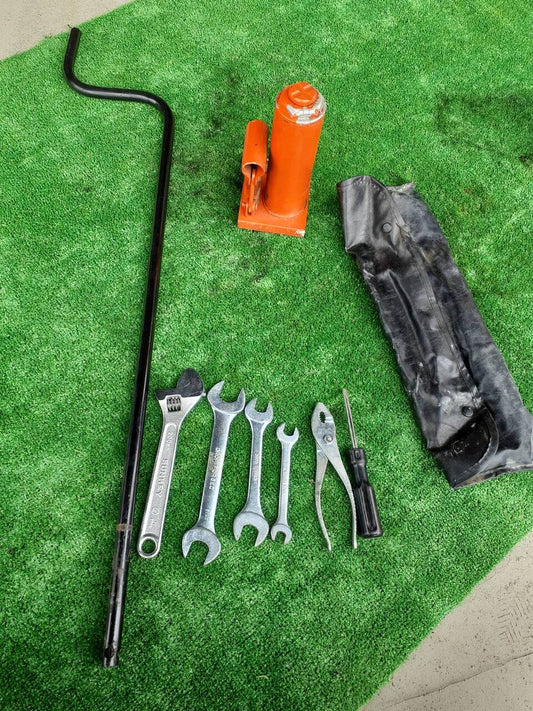 ジャッキ　工具付き　KAYABA　 4トン（中古）