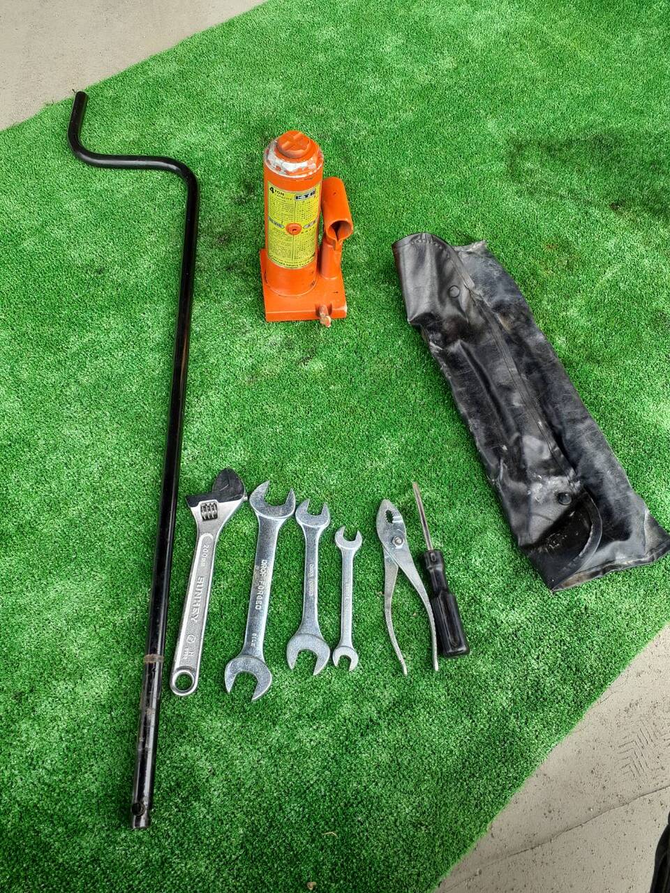 ジャッキ　工具付き　KAYABA　 4トン（中古）