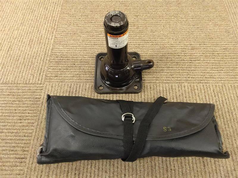 ジャッキ　工具付き　トヨタ　2トン（中古）