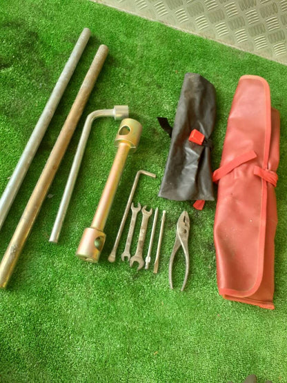 車載工具セット　10点　収納袋付き　（中古）