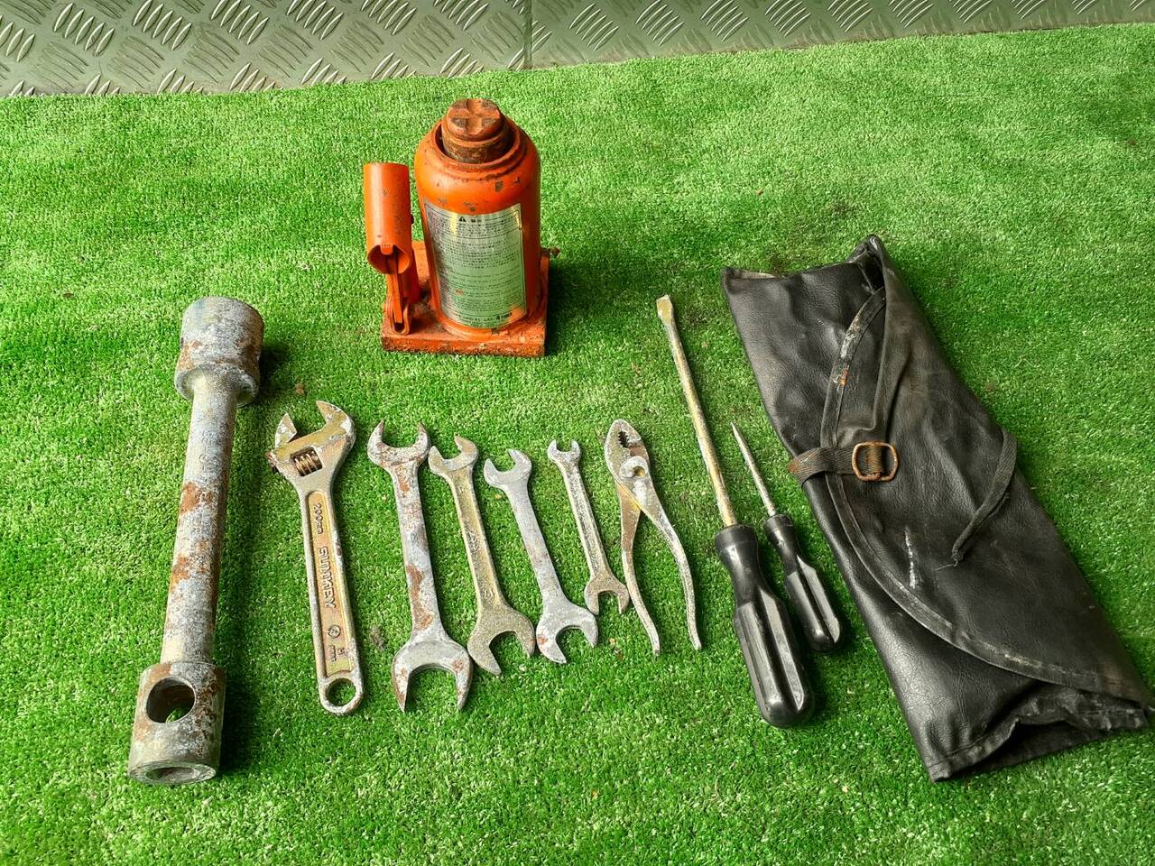 ジャッキ　工具付き　 4トン（中古）