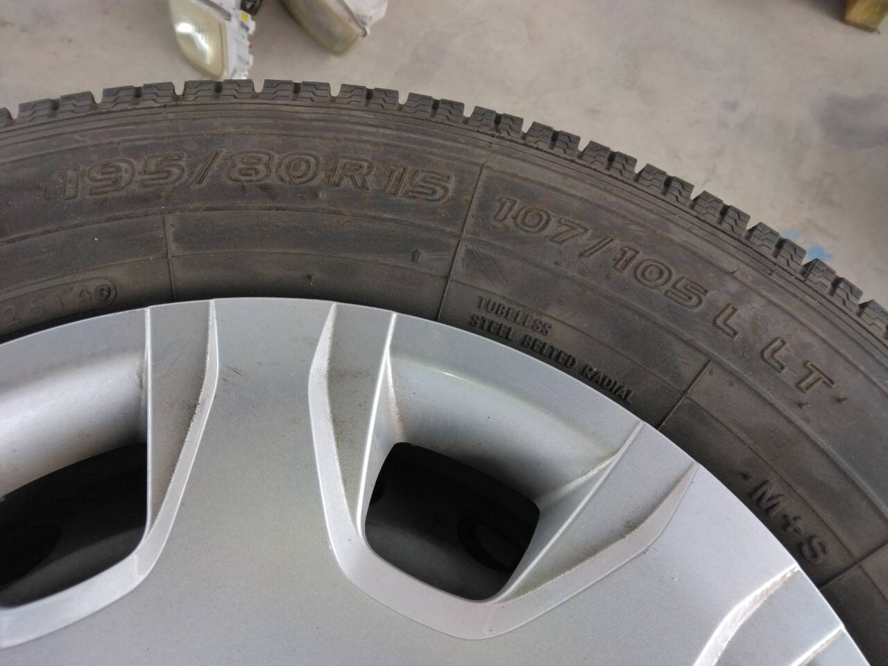 タイヤ 　　スタッドレス4本　195/80R 15 107/105　L LT 　（中古）