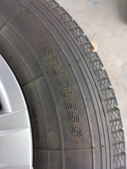タイヤ 　　スタッドレス4本　195/80R 15 107/105　L LT 　（中古）
