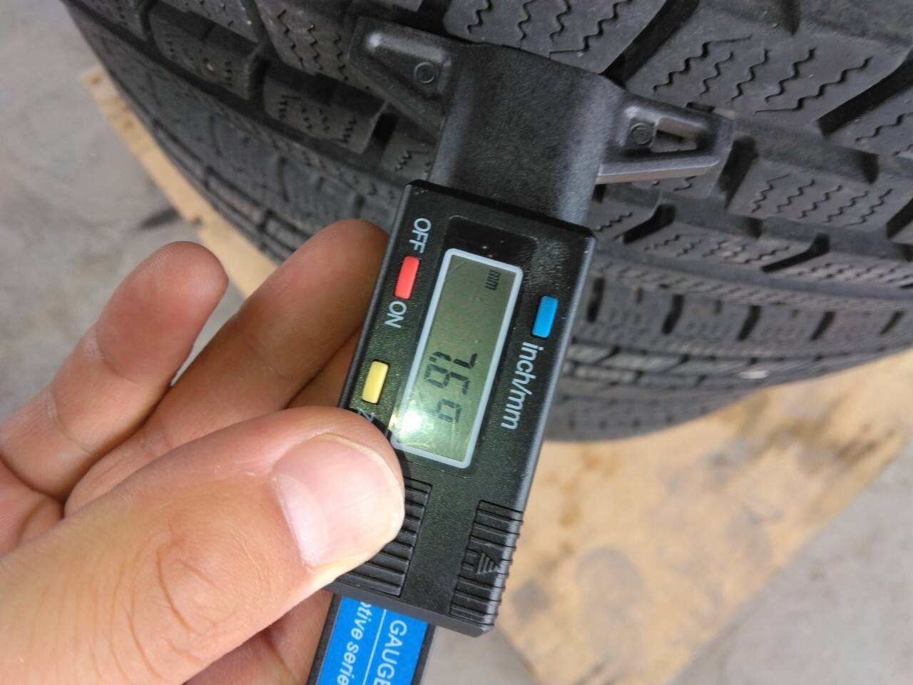 タイヤ 　　スタッドレス4本　195/80R 15 107/105　L LT 　（中古）