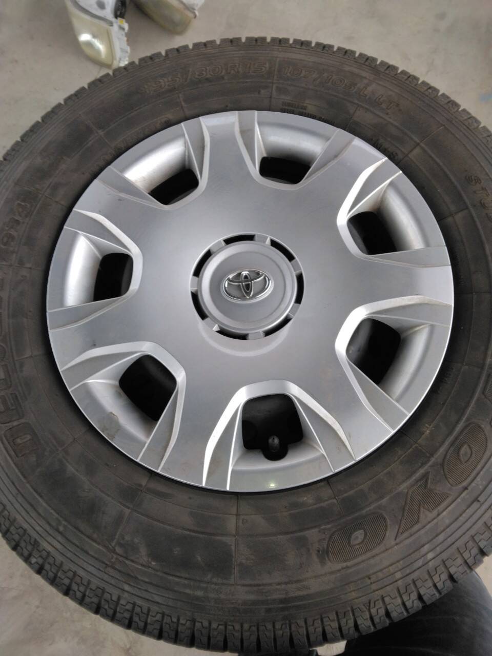 タイヤ 　　スタッドレス4本　195/80R 15 107/105　L LT 　（中古）