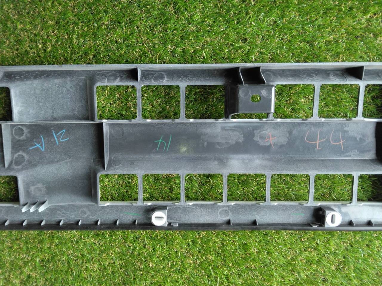 フロントグリル　エルフ　2トン　（中古)