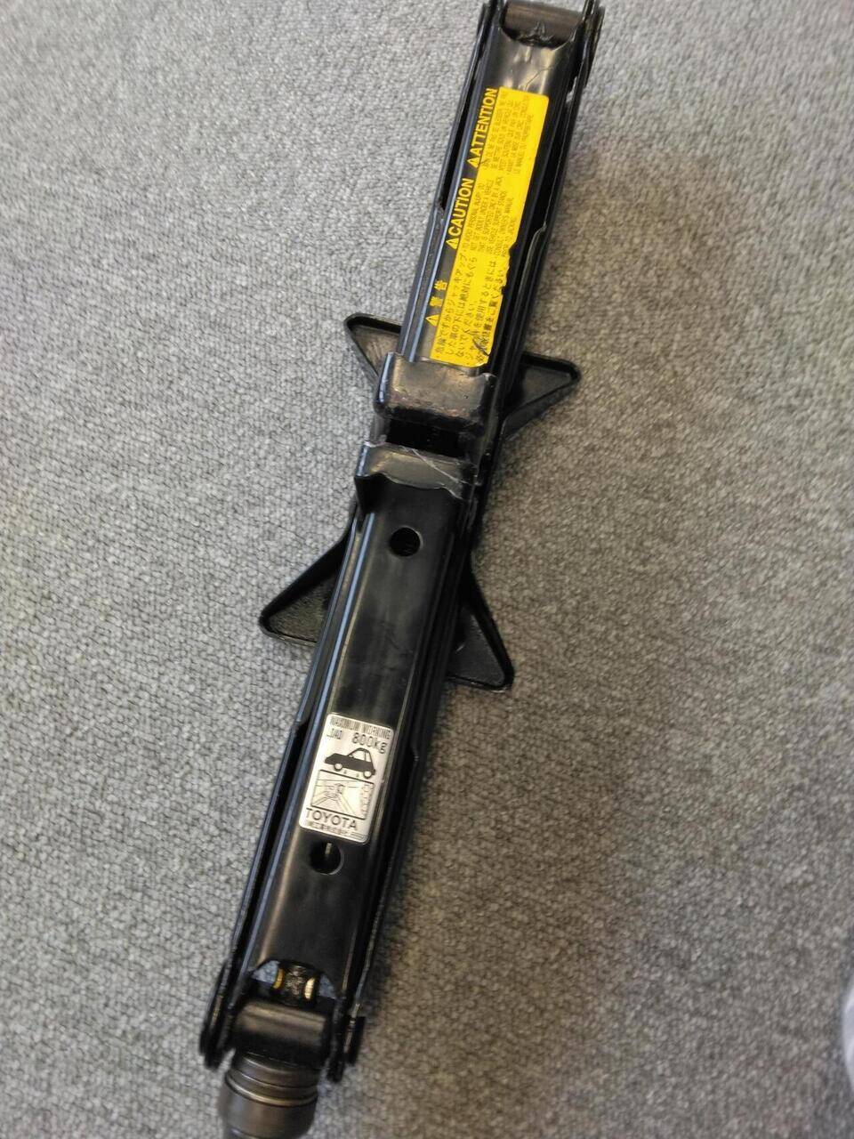ジャッキ　工具付き 　TOYOTA  　800キロ（中古）