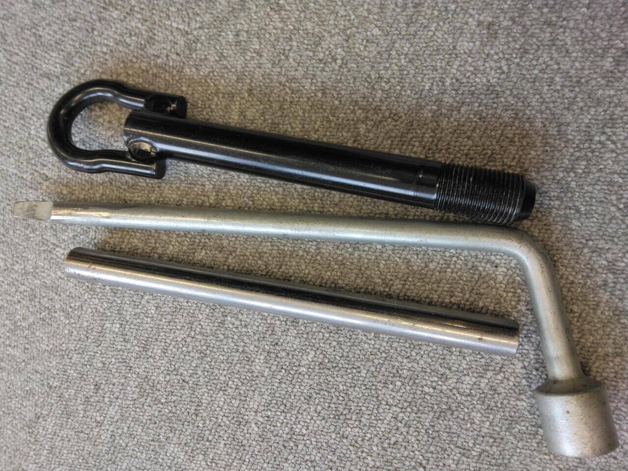 ジャッキ　工具付き 　TOYOTA  　800キロ（中古）