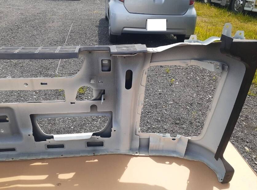 フロントバンパー　いすゞ　ギガ　フロントバンパー　110-8（中古）