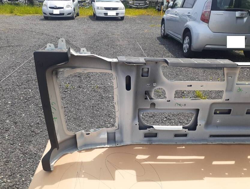 フロントバンパー　いすゞ　ギガ　フロントバンパー　110-8（中古）