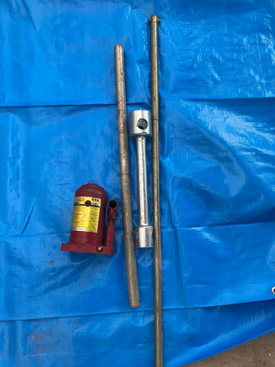 ジャッキ　工具付き　ＫＹＢ４トン　（中古）