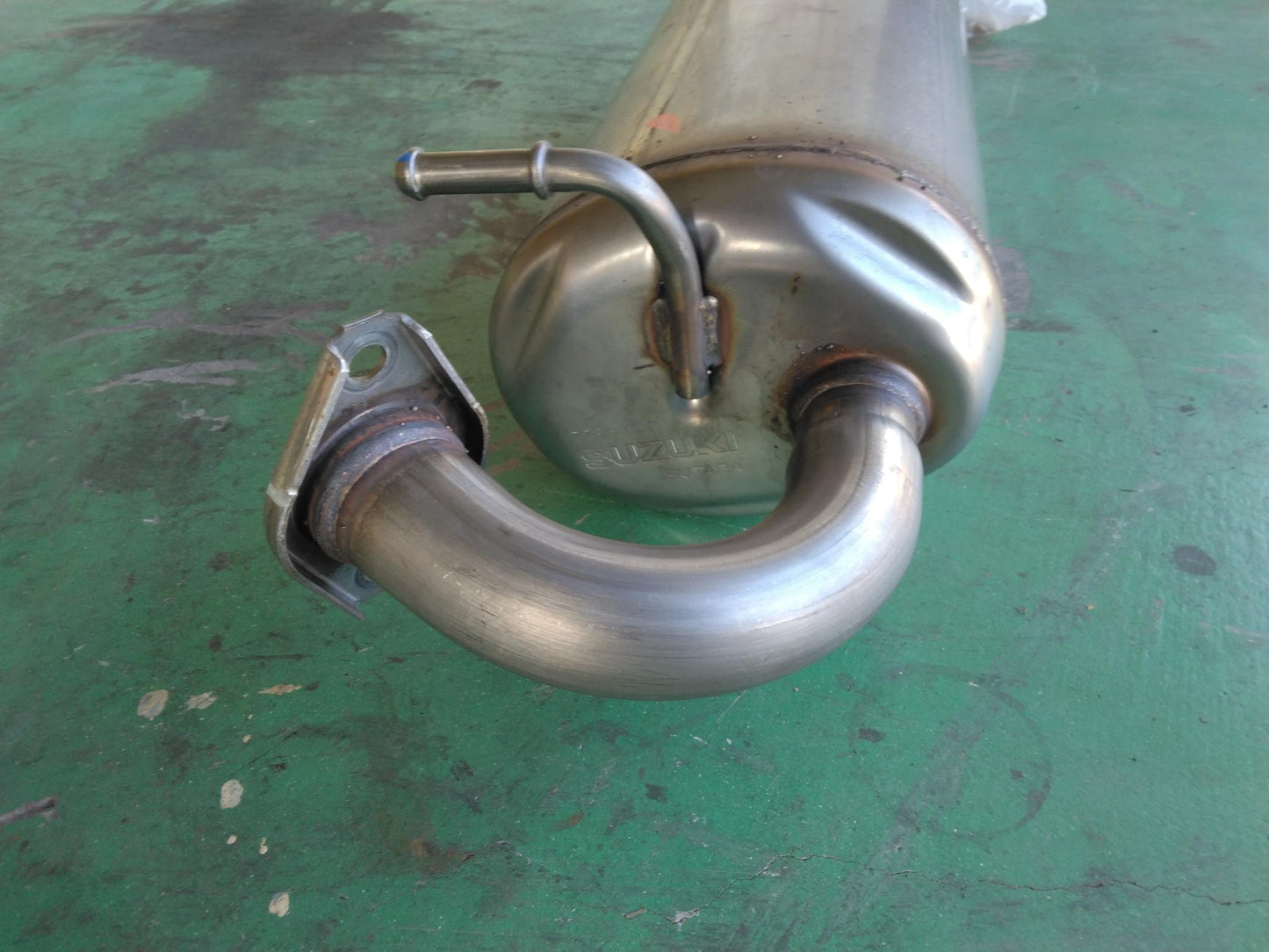 マフラー　スズキ　77R-M01　純正　ジムニー　3BA-JB64Wで使用　（中古）