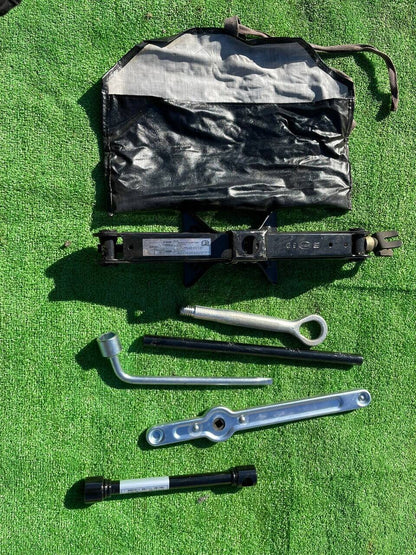 ジャッキセット　工具付き　1.3トン（中古）