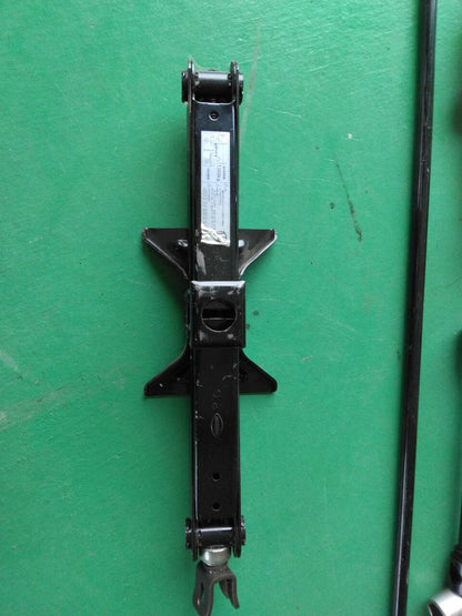 ジャッキ    工具付き　1300KG  (中古）