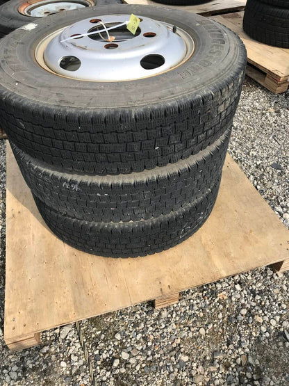 弥富纏め売り タイヤ　３本　スタッドレスタイヤ 　195/85R16 ブリジストン (中古）
