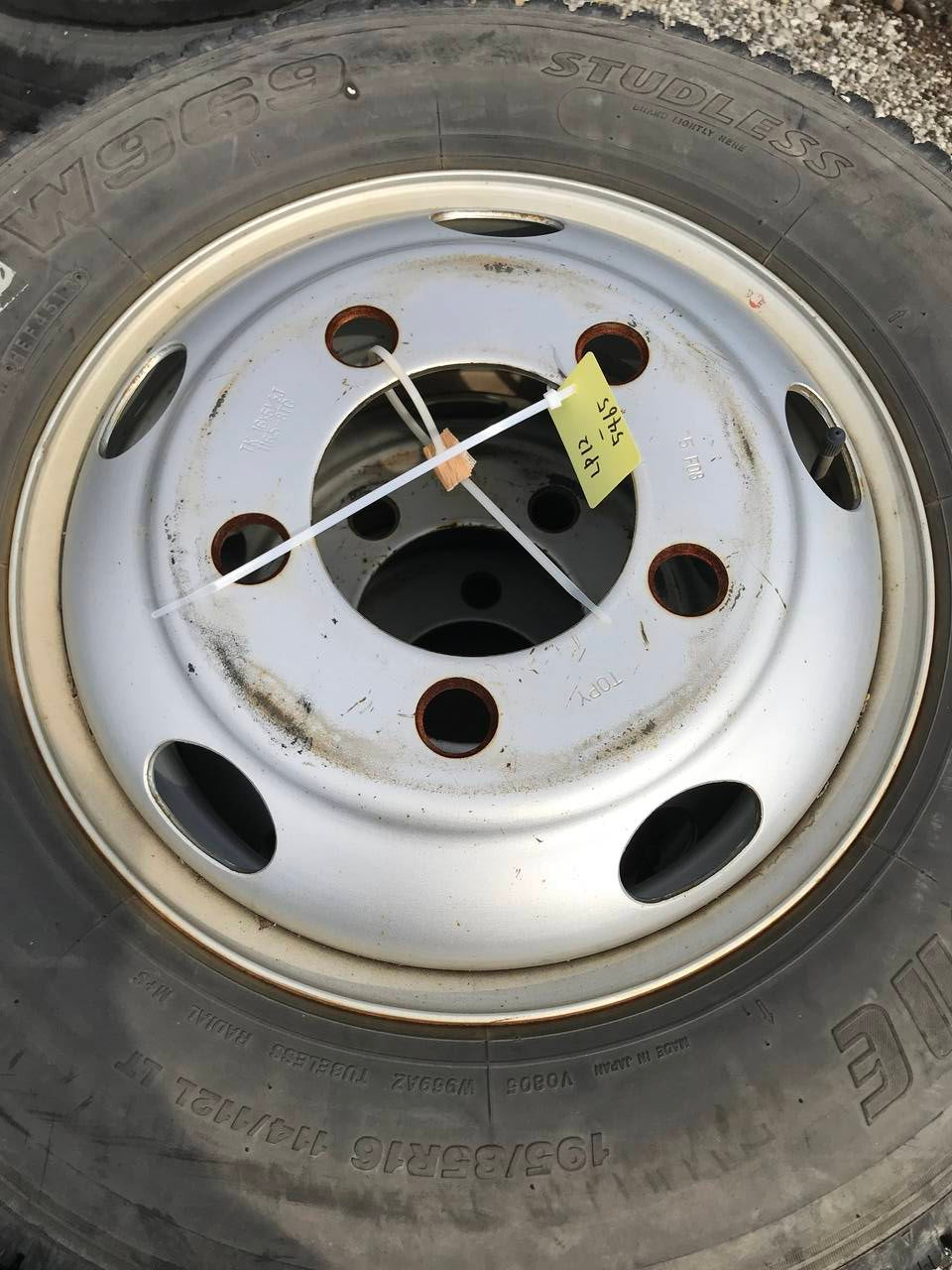 弥富纏め売り タイヤ　３本　スタッドレスタイヤ 　195/85R16 ブリジストン (中古）