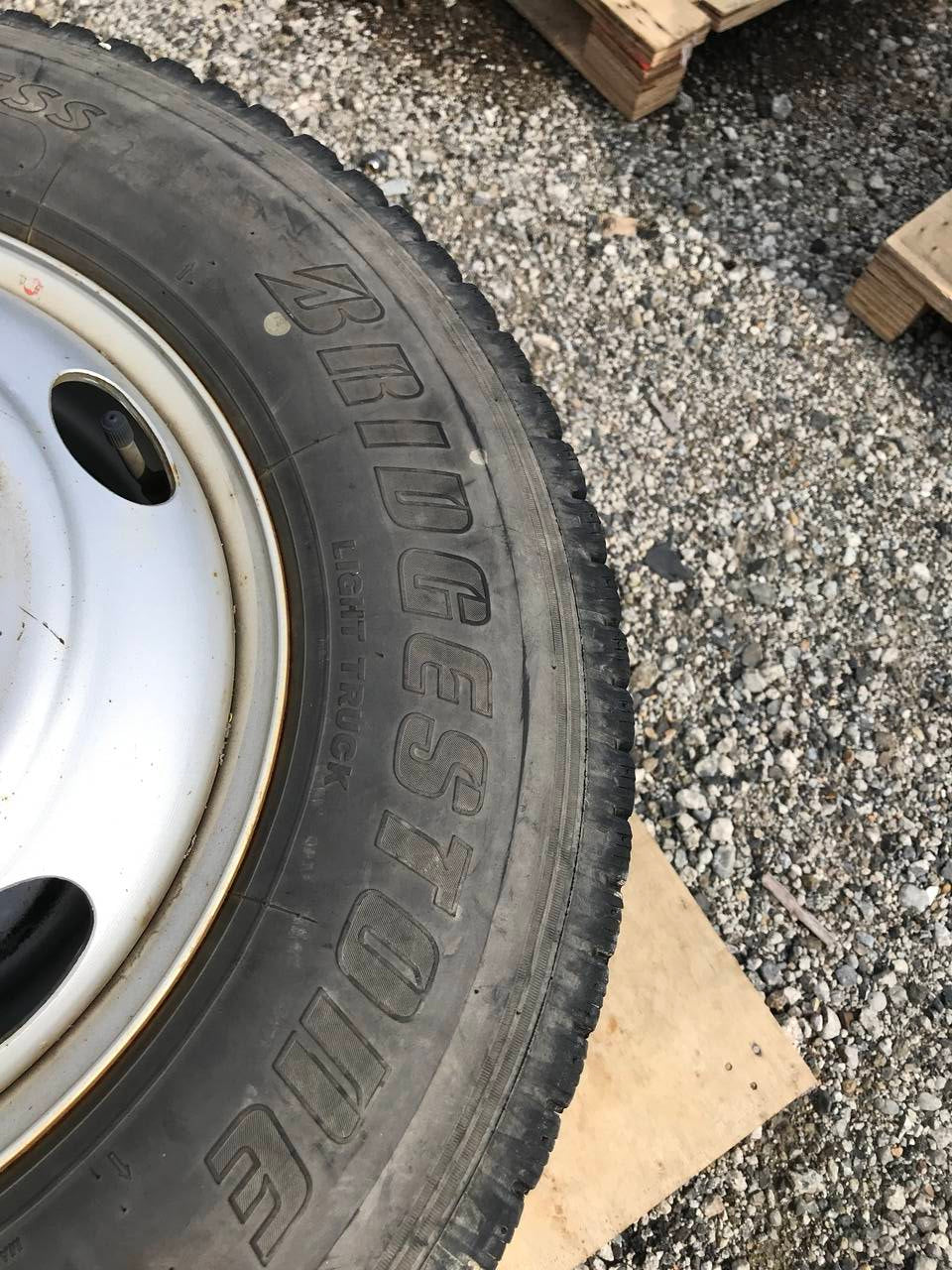 弥富纏め売り タイヤ　３本　スタッドレスタイヤ 　195/85R16 ブリジストン (中古）