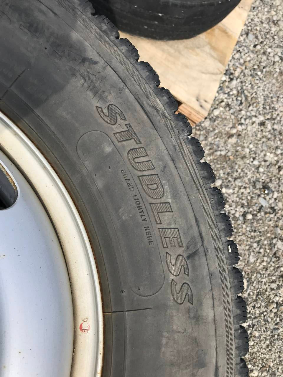 弥富纏め売り タイヤ　３本　スタッドレスタイヤ 　195/85R16 ブリジストン (中古）