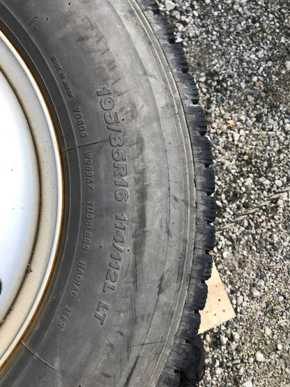 弥富纏め売り タイヤ　３本　スタッドレスタイヤ 　195/85R16 ブリジストン (中古）