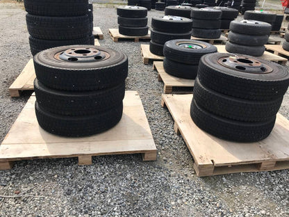 タイヤ　6本セット  スタッドレス　ブリジストン　6.50R１６LT　（中古）