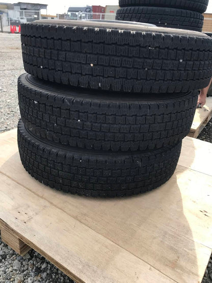 タイヤ　6本セット  スタッドレス　ブリジストン　6.50R１６LT　（中古）