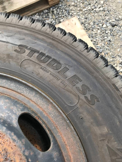 タイヤ　6本セット  スタッドレス　ブリジストン　6.50R１６LT　（中古）