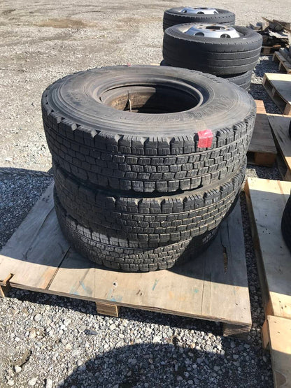 弥富纏め売り タイヤ　スタッドレス3本　ホイールなし　ブリジストン　8.25Ｒ16ＬＴ　14ＰＲ（中古）