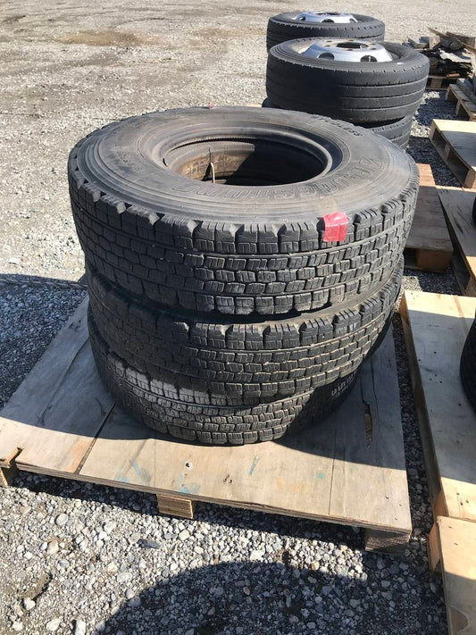 弥富纏め売り タイヤ　スタッドレス3本　ホイールなし　ブリジストン　8.25Ｒ16ＬＴ　14ＰＲ（中古）