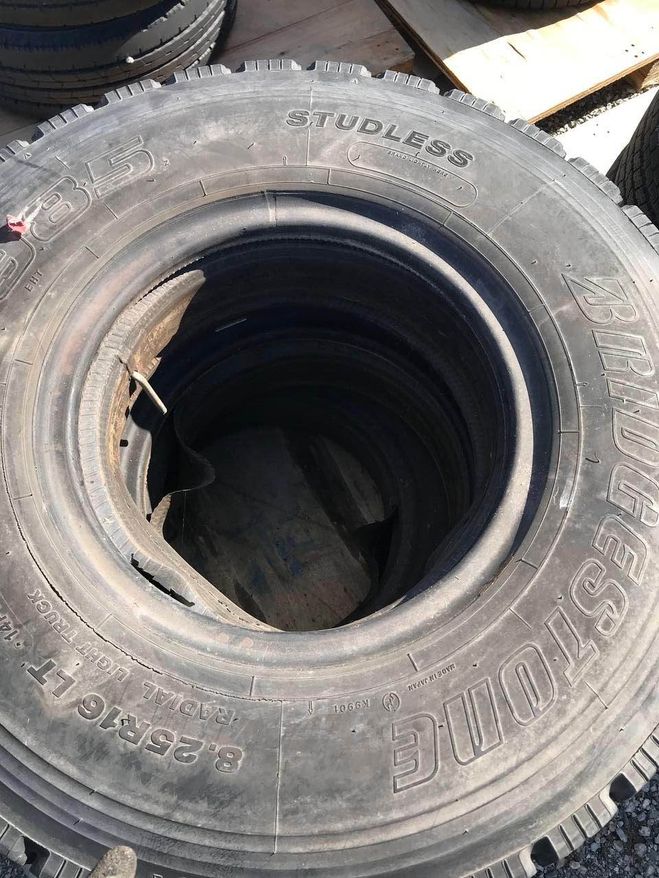 弥富纏め売り タイヤ　スタッドレス3本　ホイールなし　ブリジストン　8.25Ｒ16ＬＴ　14ＰＲ（中古）