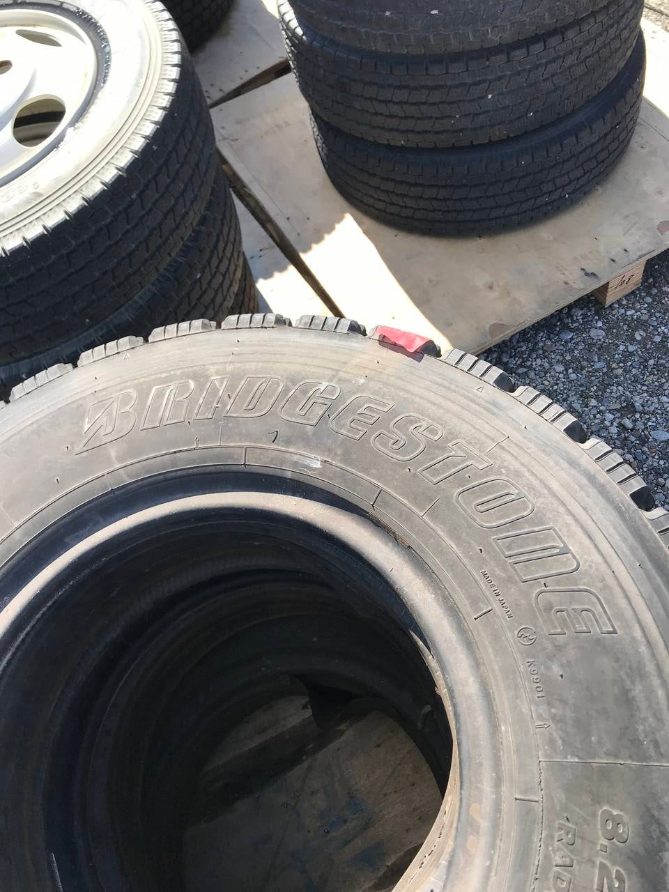 弥富纏め売り タイヤ　スタッドレス3本　ホイールなし　ブリジストン　8.25Ｒ16ＬＴ　14ＰＲ（中古）