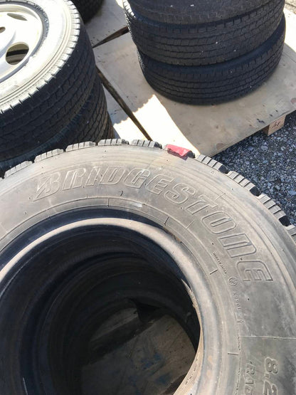 弥富纏め売り タイヤ　スタッドレス3本　ホイールなし　ブリジストン　8.25Ｒ16ＬＴ　14ＰＲ（中古）