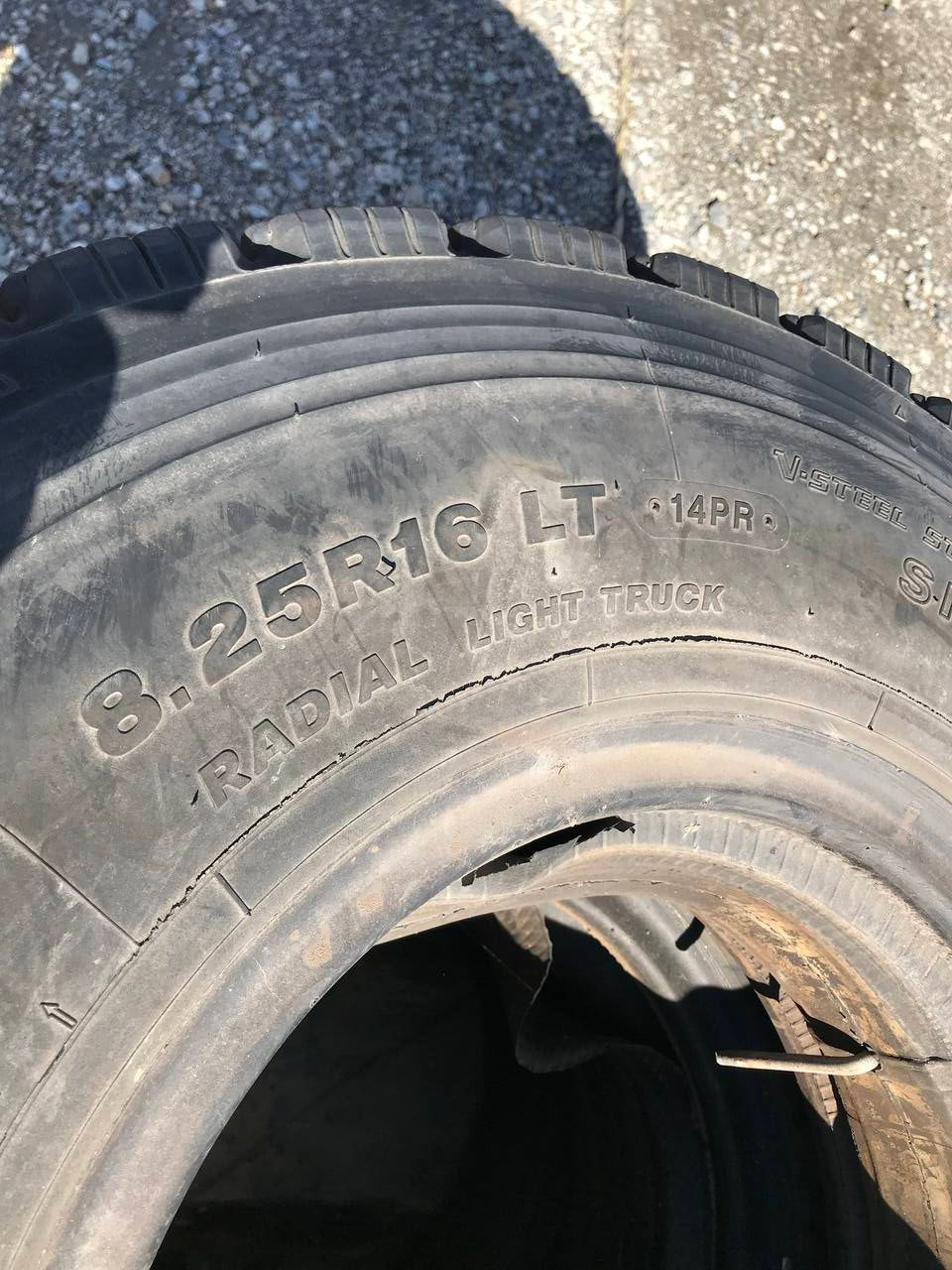 弥富纏め売り タイヤ　スタッドレス3本　ホイールなし　ブリジストン　8.25Ｒ16ＬＴ　14ＰＲ（中古）