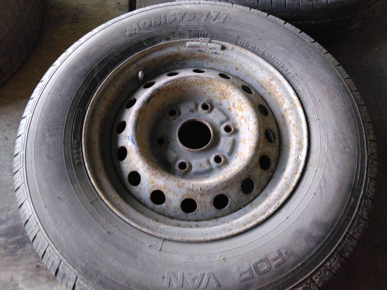 ノーマルタイヤ　2本　【MOBISYS777   2016年製】【195/80R15   107/105L LT】（中古）