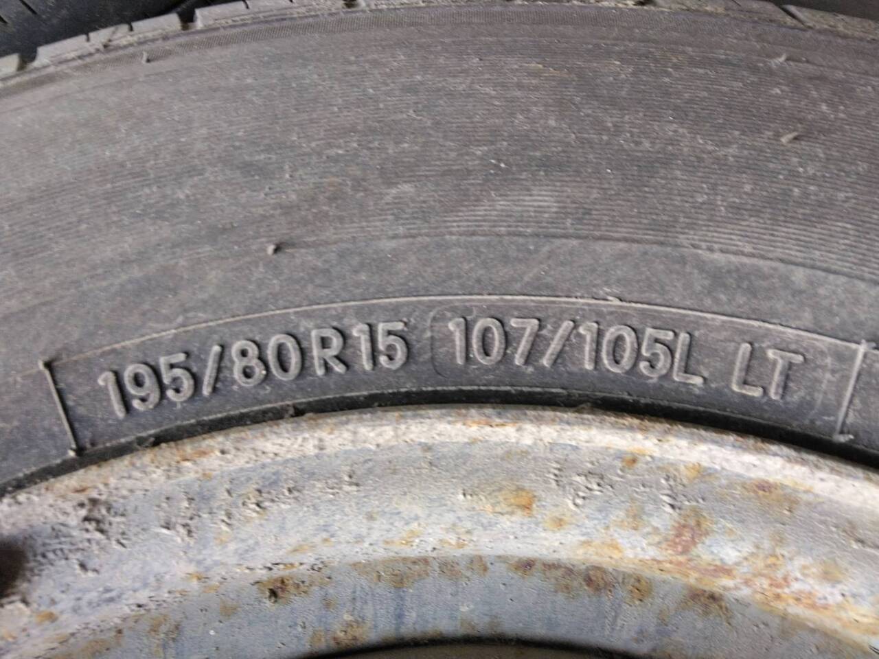 ノーマルタイヤ　2本　【MOBISYS777   2016年製】【195/80R15   107/105L LT】（中古）
