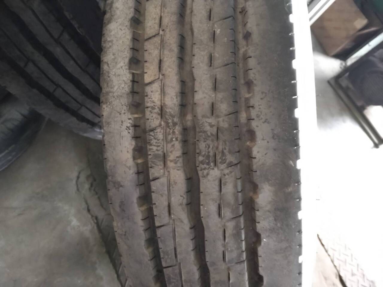 タイヤ　2本　ヨコハマタイヤ　225/85R26（中古）
