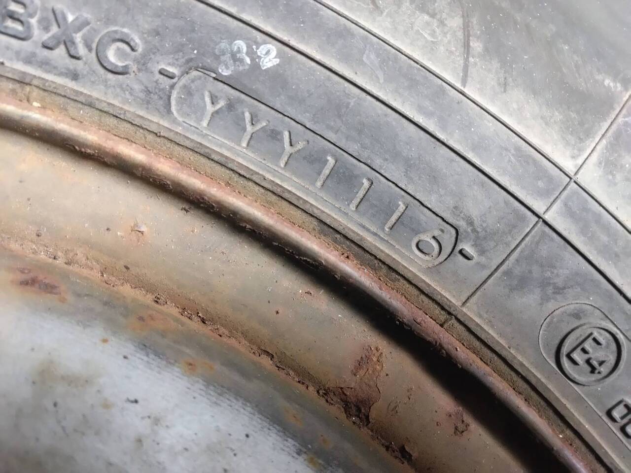 タイヤ　2本　ヨコハマタイヤ　225/85R26（中古）