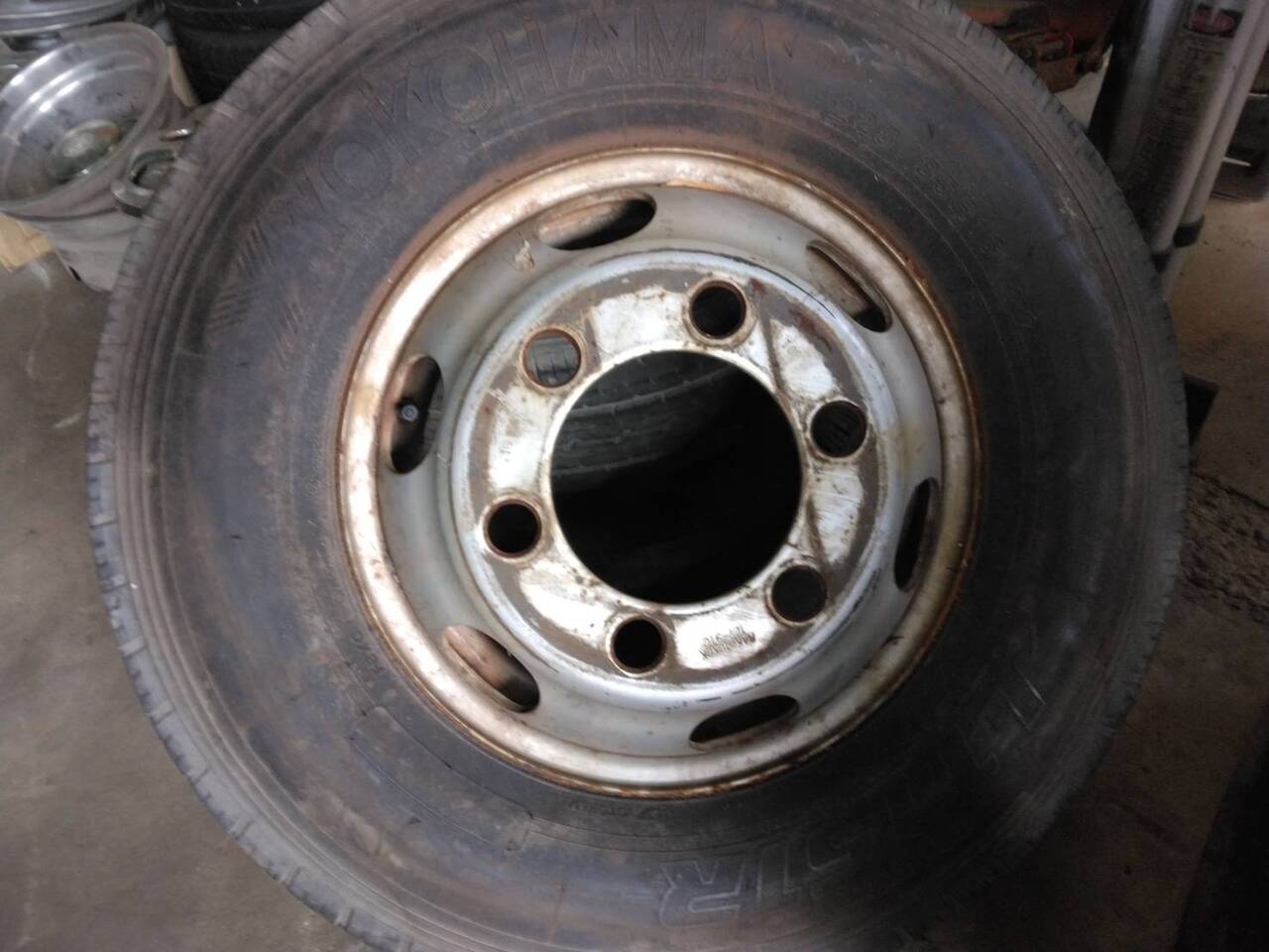 タイヤ　2本　ヨコハマタイヤ　225/85R26（中古）