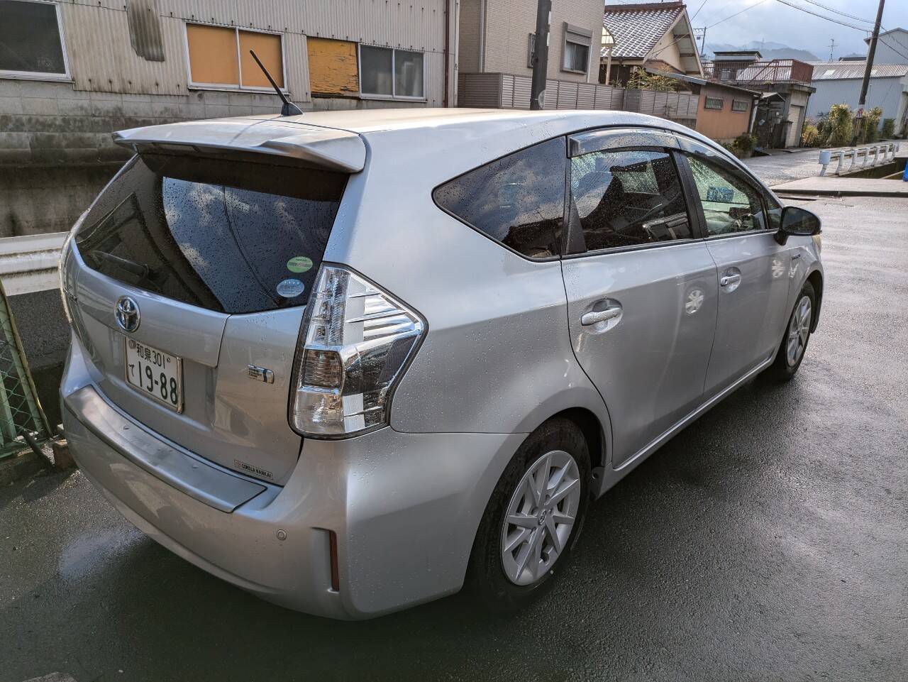 トヨタ　プリウス　　ZVW41-3327699